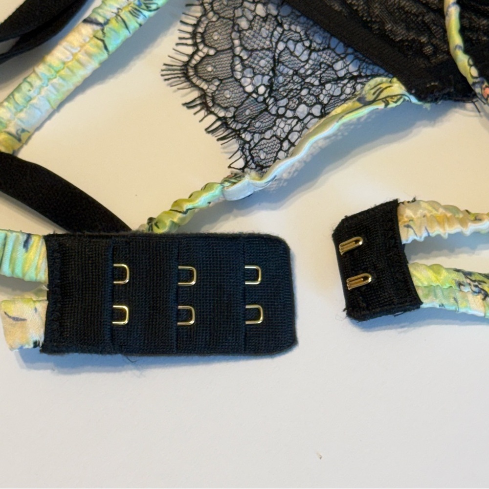 VS Designer Collection Fantasy Island Bra Set - Picture 6 of 9